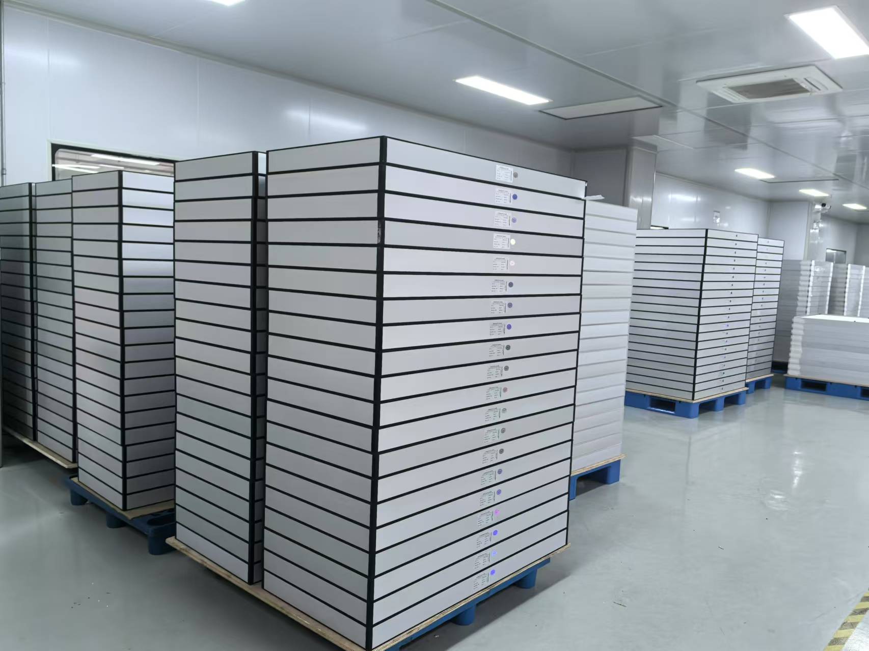 Deshengxin H13-H17 grade HEPA and ULPA filter series for EFU equipment, featuring micro glass fiber media and integrated sealing strips for zero leakage and full airtightness, meeting diverse cleanliness requirements from Class 100 workshops to high-end semiconductor manufacturing.